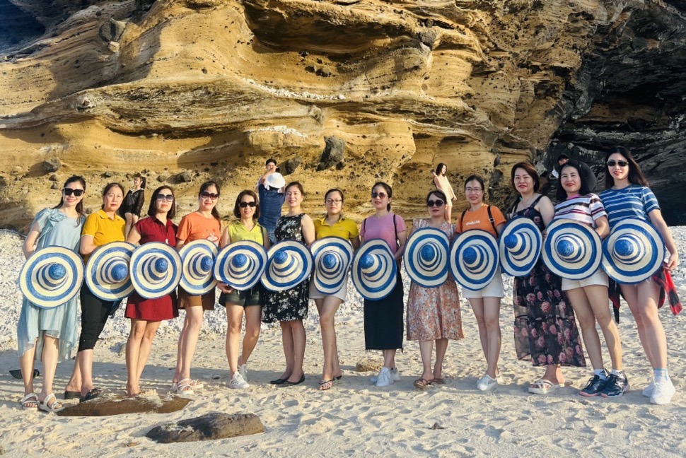Vách đá cổ Hang Câu - Tour Đảo Lý Sơn