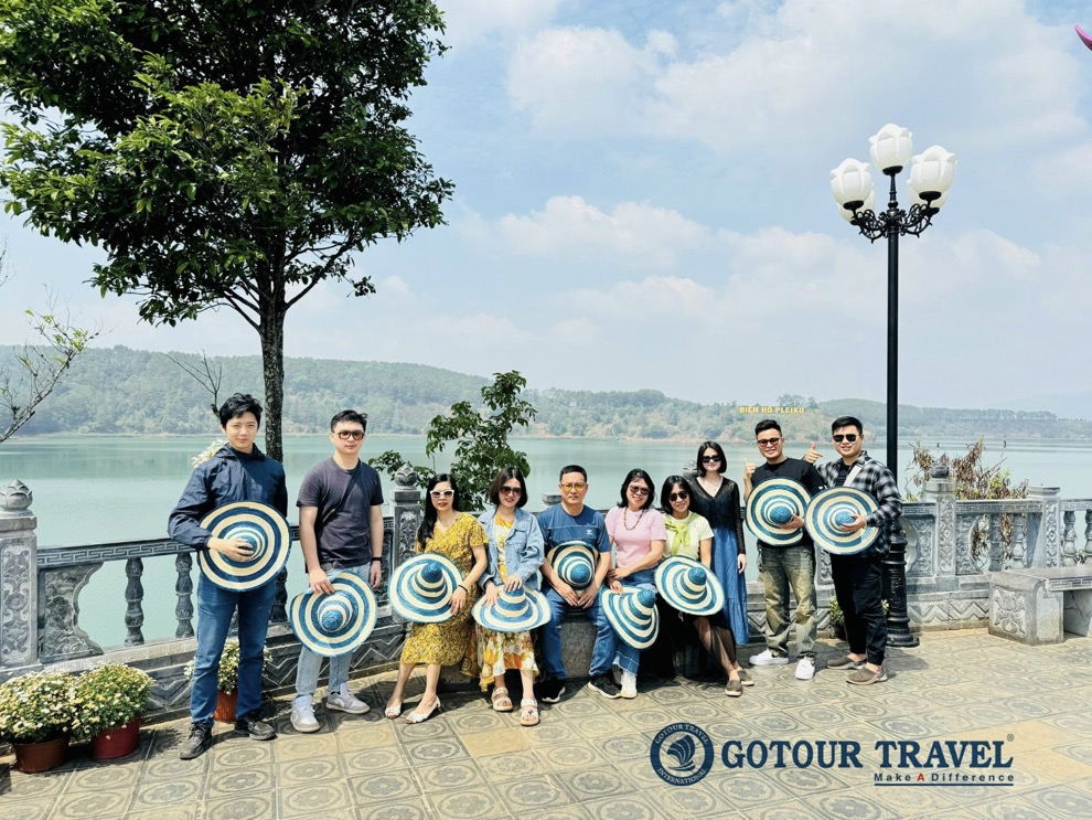 Du khách check in biển hồ Tơ Nưng cùng Gotour Gia Lai