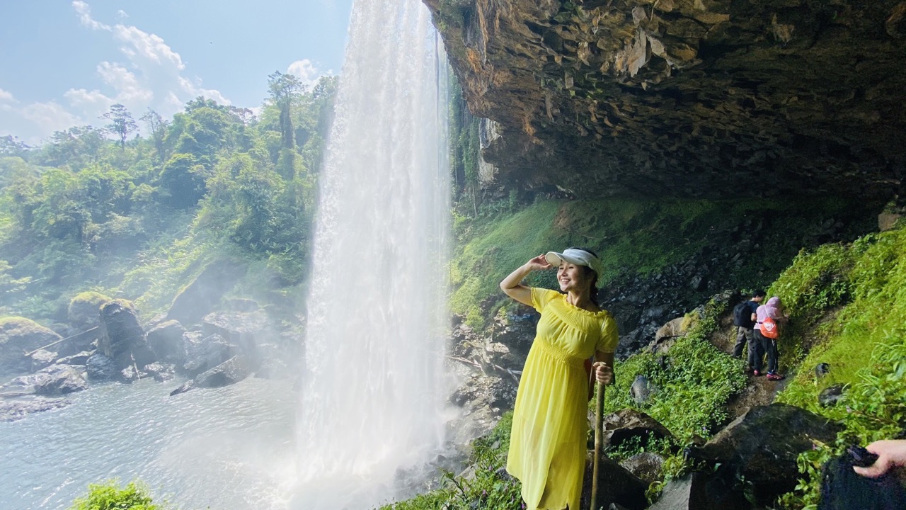 Tạo dáng bên hang Én - K50