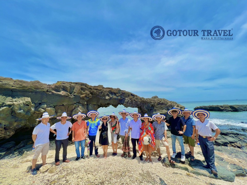 Đoàn khách đến từ Hải Dương tham quan Cổng Tò Vò - Tour đảo Lý Sơn